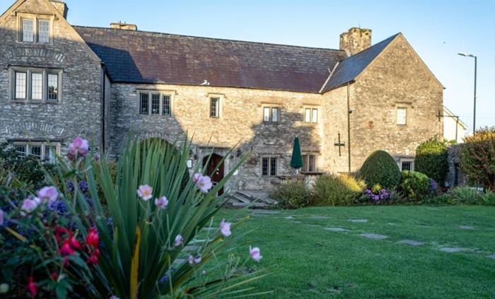 The Great House is a Grade II listed building dating back to 1586. It was said to be Queen Elizabeth's gift to the Earl of Leicester. Retaining many o